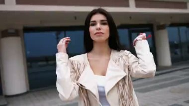 Ona dokunmayı trendy rahat kıyafetler mutlu güzel kızı karanlık sağlıklı saçlar uzun ve iyi eğlenceler.