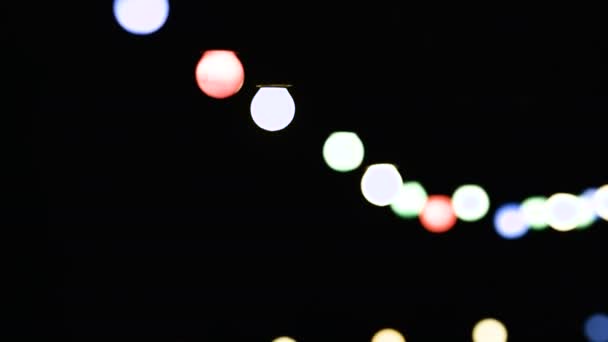 Luces decorativas de cuerda al aire libre que cuelgan por la noche — Vídeos de Stock