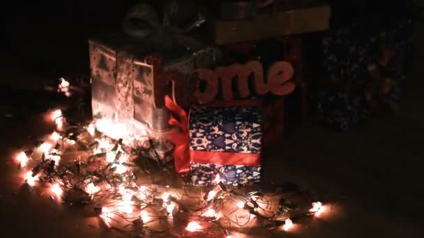 A karácsonyfa alatt ajándék dobozok díszített — Stock videók
