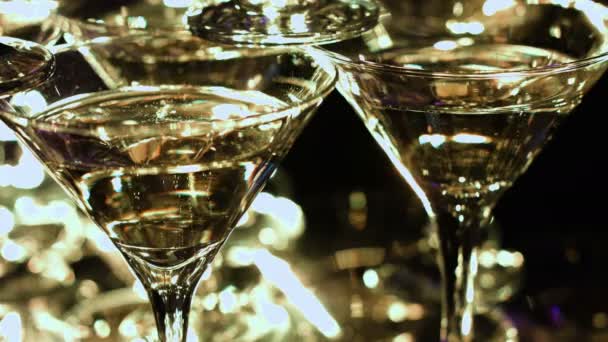 Eine Pyramide aus Gläsern mit funkelndem Champagner — Stockvideo