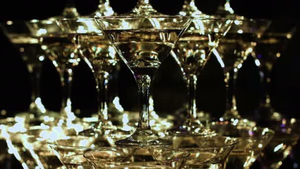 Viering. Piramide van champagneglazen. zachtjes afgezwakt. — Stockvideo
