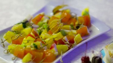 Bir self servis büfesi için farklı bir meyve kanalı.