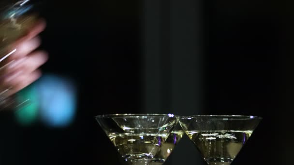 Pyramid of glasses of champagne. Drinks at the party. Golden colors. — Stock Video