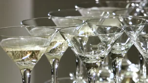 Pyramida z sklenic šampaňského na svatební hostině — Stock video