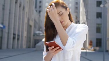Genç ve çekici esmer kadınlar akıllı telefon kullanırlar. Şehir caddesinde mesaj gönderirler. Şehir halkı yaşam tarzı geçmişi