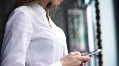 Büyüleyici sarışın akıllı kadın rekreasyon sırasında onu dijital tablet mesajlaşma, yan görünüm