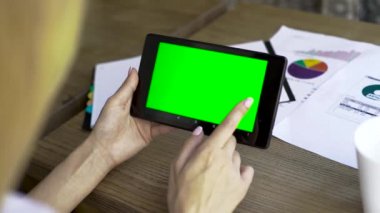 İş kadını için Internet ve e-posta, yakın çekim yeşil perde ile dijital tablet PC'yi kullanma