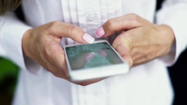 Connecté n'importe où et n'importe quand. Vue du dessus plan recadré d'une femme tenant le téléphone dans ses mains — Video