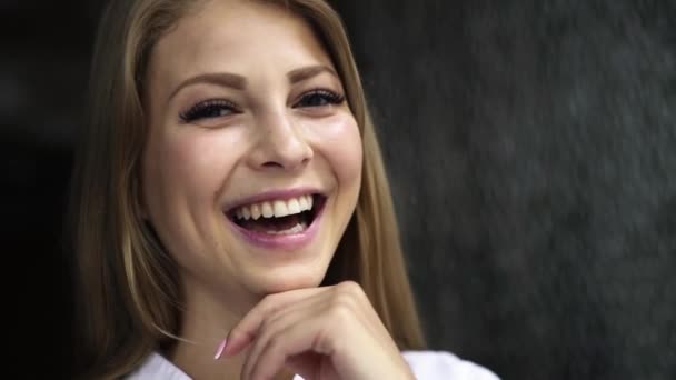 Close-up de jovem loira fresca rindo isolado em cinza — Vídeo de Stock