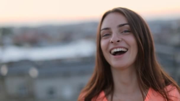 Feliz joven bonita sonriendo y riendo mirando a la cámara — Vídeos de Stock