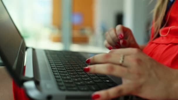Женские руки печатают на компьютере — стоковое видео