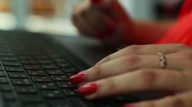 Bilgisayarda yazarak kadın eller