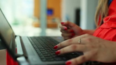 Bilgisayarda yazarak kadın eller