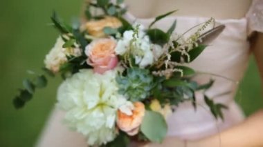 Bir gelin buketi gelinle kadar açık, düğün detayları kapatın.