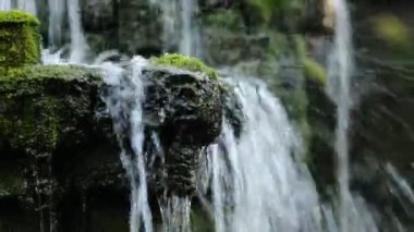 Küçük dere akar moss taş yakın çekim