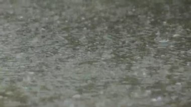 Su Ripples oluşturma su birikintisi içine yağmur damla düşmek
