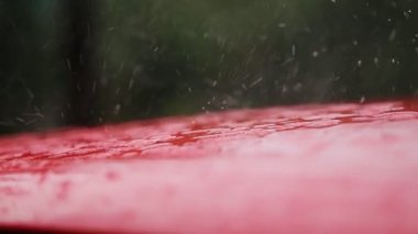 Kırmızı ile yağmur düştü makineleri, yağmur damlaları üzerine damlama hood