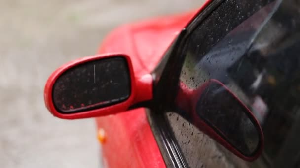 Chuva cai sobre o capô vermelho MACHINES, gotas de chuva pingando sobre ele — Vídeo de Stock