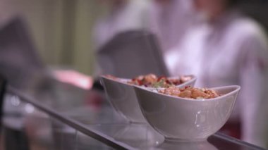 İki tabak salata şeffaf bir cashdesk üzerinde