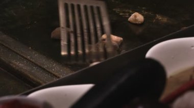 Bir tavada et kızartma ve bir spatula ile karışarak