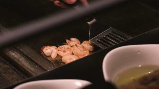 Enlever les crevettes préparées de la casserole avec une spatule métallique — Video