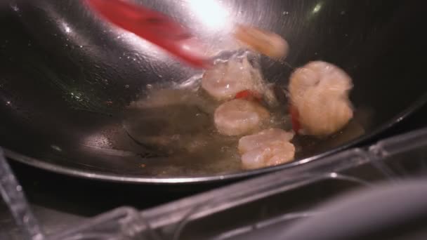 Turning over sizzling prawns in a pan — Stock Video