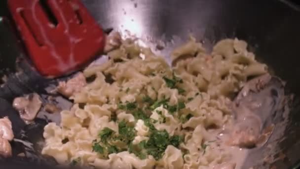 Agitar la pasta con una espátula en un primer plano — Vídeo de stock