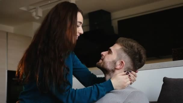 Linda jovencita besando a su hombre guapo . — Vídeo de stock