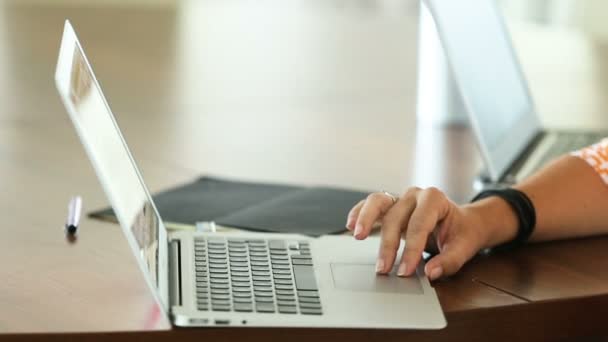 Digitação de teclado portátil. Mãos toque digitando em um teclado de laptop. Câmera executa uma circular sobrevoou . — Vídeo de Stock