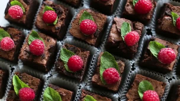 Köstliche Schokoladenbonbons in Geschenkbox isoliert auf weiß — Stockvideo