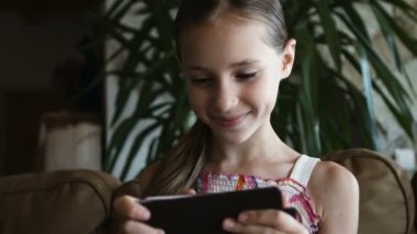 Portre portre çocuk. Cep telefonu kullaranarak ve gülümseyen pembe elbiseleri kız