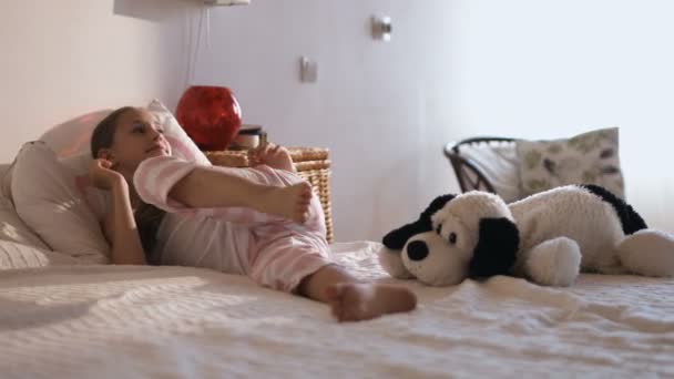 Close-up πορτρέτο του παιδιού σε μαλακό ζεστό pajama ξυπνάει πρωί — Αρχείο Βίντεο