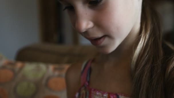 Primer plano retrato niño. Chica en ropa rosa usando el teléfono móvil y sonriendo — Vídeos de Stock