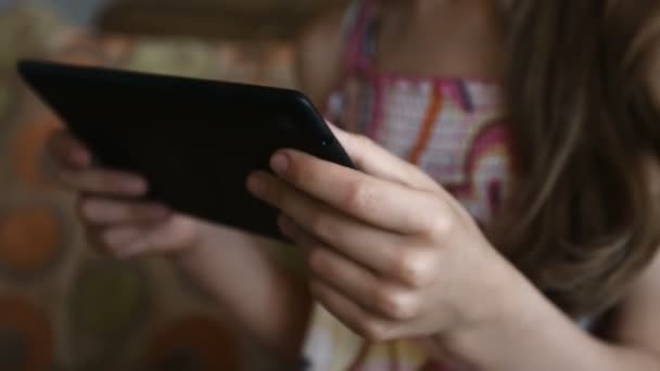 Primo piano di bella bambina che gioca e tocca un telefono cellulare — Video Stock