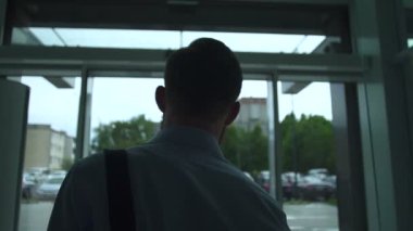 Adam businees ekibine giderken arkadan görünüm