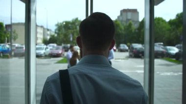 Adam businees ekibine giderken arkadan görünüm