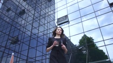 iş kadını havaalanında bekliyor