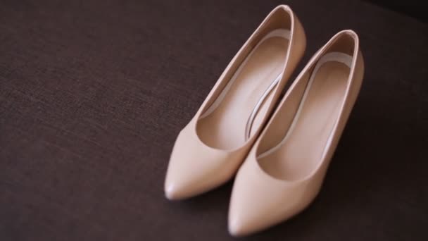 Camera beweegt langzaam om te schieten een paar klassieke beige dames schoenen. Een concept van Trouwschoenen. — Stockvideo