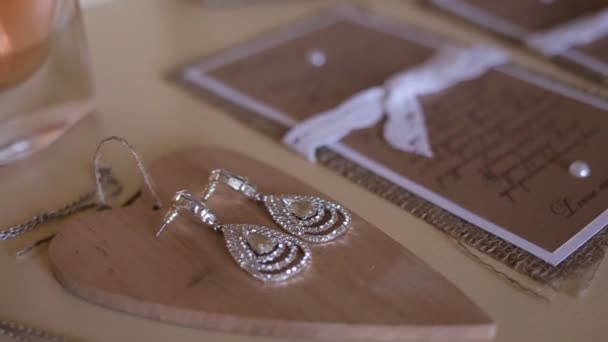 Tracking shot van huwelijk en bruids accessoires op een tafel, close-up — Stockvideo