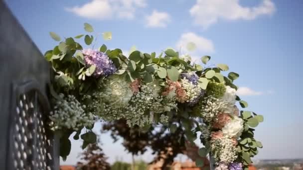 結婚式の花のアーチの装飾。ピンクと白の花で飾られた結婚式のアーチ — ストック動画