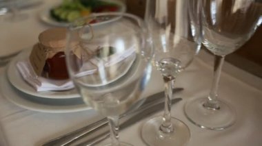 Restorandaki barmen tezgahında atıştırmalık ve bir bardak şarapla servis hizmeti.