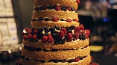 Düğün pastası düğün Resepsiyon çilek ile dekore edilmiş gurme katmanlı.