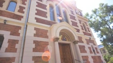 Turuncu tuğla ile modern bir kilise önü