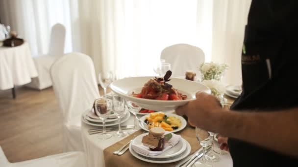 ウェイターは、白い装飾と素朴な結婚式のテーブルを提供していますクローズ アップ — ストック動画