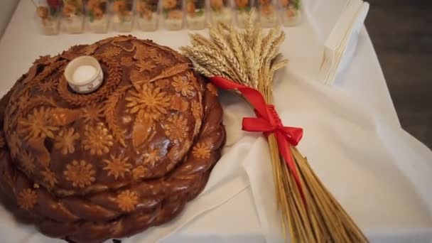 Traditionell leckeres ukrainisches Hochzeitsbrot am Hochzeitstisch — Stockvideo