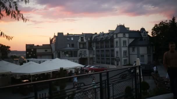 Coucher de soleil fond de ciel rose avec vue sur la ville du soir — Video