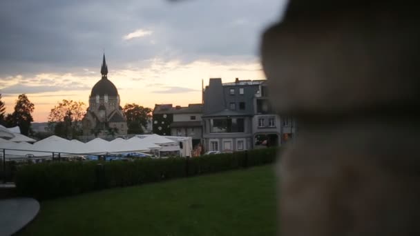 Vackra blå och rosa solnedgång himlen över staden i varm sommarkväll — Stockvideo