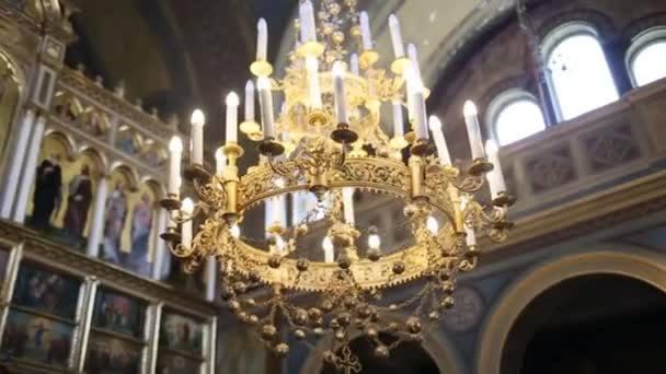 大聖堂のキリスト教教会の大きなブロンズ シャンデリア クローズ アップ — ストック動画