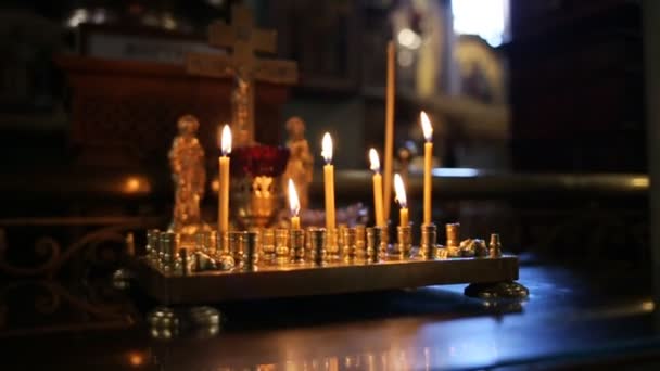 Κάψιμο των κεριών σε sconces από μαύρο μπλε φόντο — Αρχείο Βίντεο