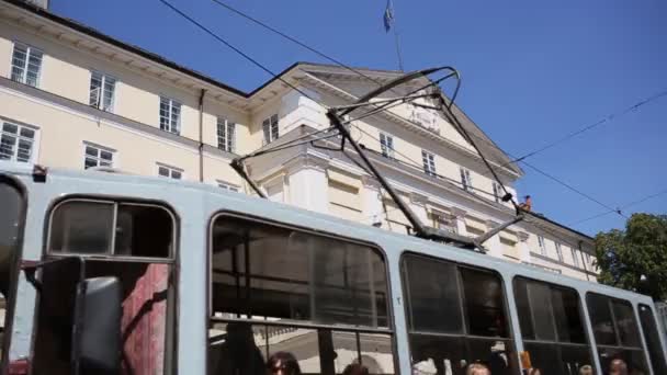 Antiguo tranvía en la Plaza del Mercado - centro histórico y turístico de Lviv, Ucrania en un día de verano — Vídeos de Stock